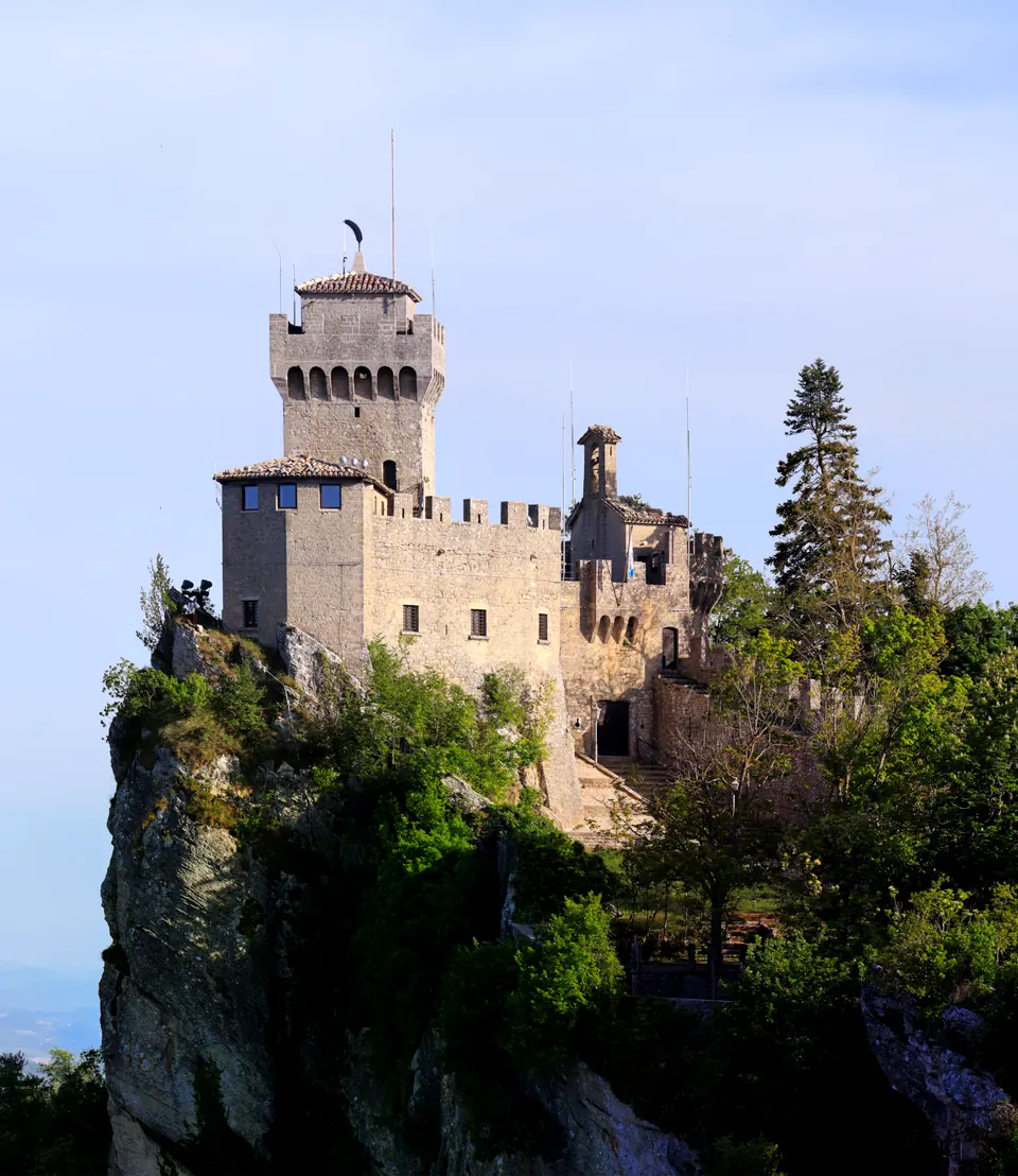 La torre Cesta su uno sperone di roccia del Monte Titano